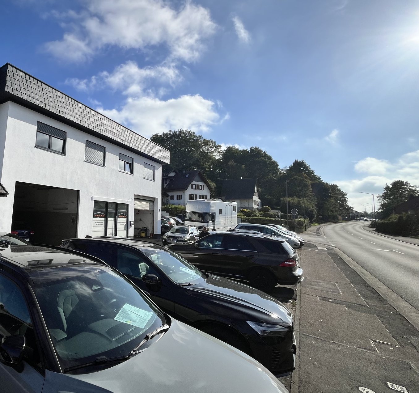 Clean Plus an der Homburger Straße in Schwarzenacker, Gebäude mit Parkplatz und Straße