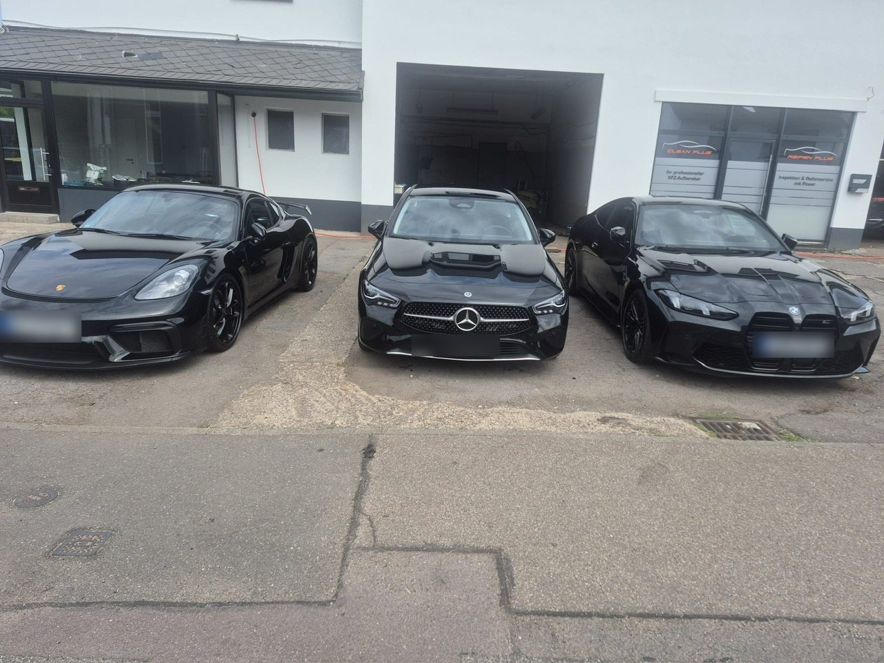 Porsche 718 Cayman GT4, Mercedes CLA und BMW M4 vor dem Clean-Plus-Betrieb