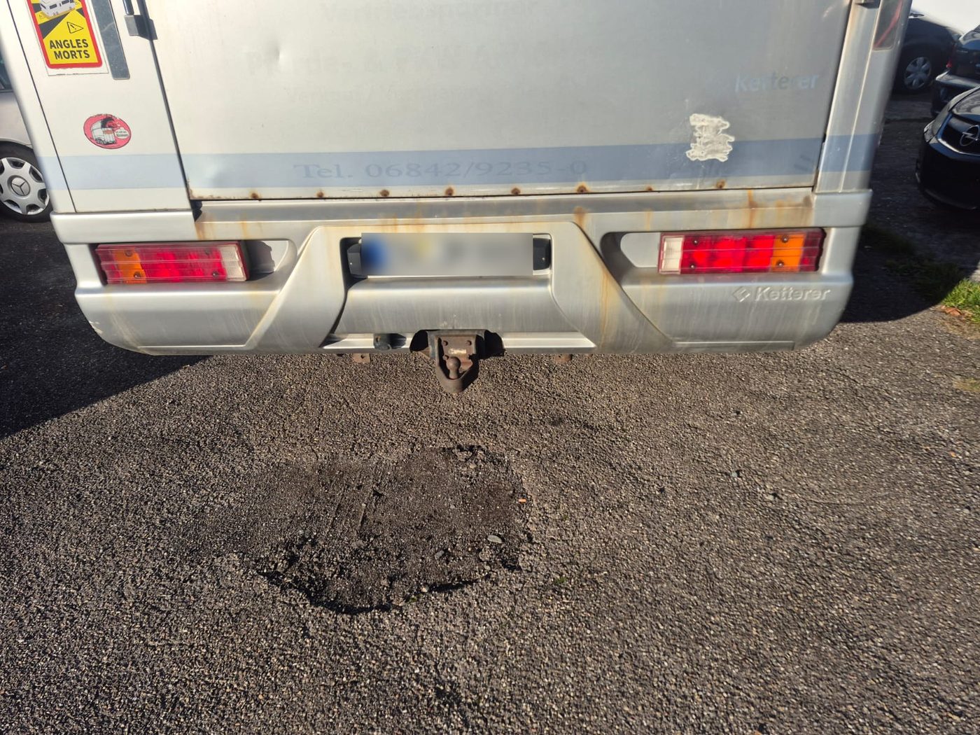 Vorher: Heck des Pferdetransporters mit Rostläufern und Schmutz an Stoßfänger und Klappe
